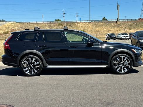 Used 2025 Volvo V60 B5 Cross Country Ultra w/ Climate Package AWD/4WD image 2