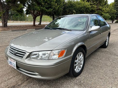 Used 2000 Toyota Camry XLE FWD image 2