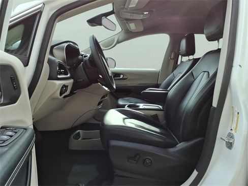 Used 2024 Chrysler Pacifica Touring-L image 13