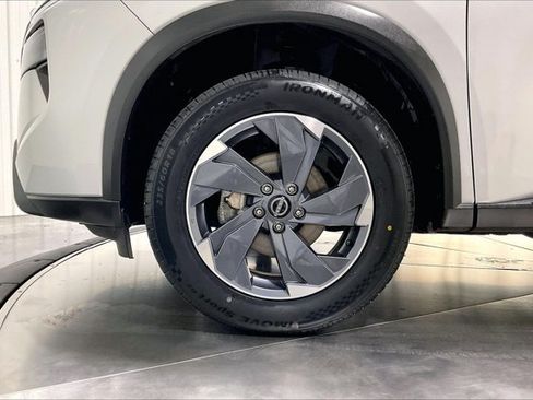 Used 2025 Nissan Rogue SV FWD image 8