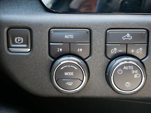 Used 2024 Chevrolet Silverado 1500 LT AWD/4WD image 27
