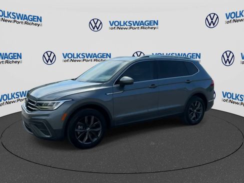 Used 2022 Volkswagen Tiguan SE w/ Panoramic Sunroof Package FWD image 4