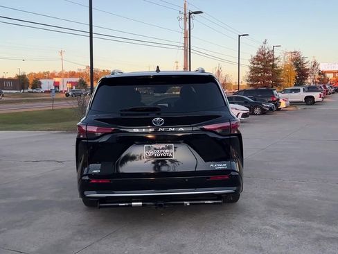 Used 2022 Toyota Sienna Platinum AWD/4WD image 5