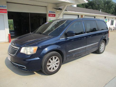 Used 2014 Chrysler Town & Country Touring FWD image 12