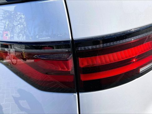 Used 2024 Land Rover Discovery S image 29