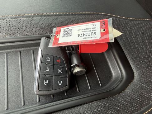 Used 2024 GMC Yukon AT4 w/ Technology Package AWD/4WD image 13