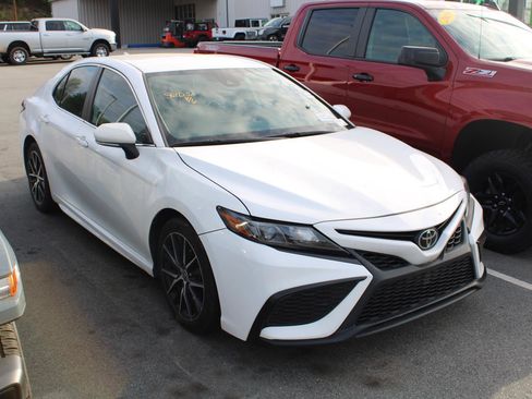 Used 2022 Toyota Camry SE image 3