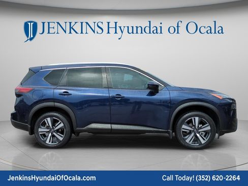 Used 2024 Nissan Rogue SL image 2