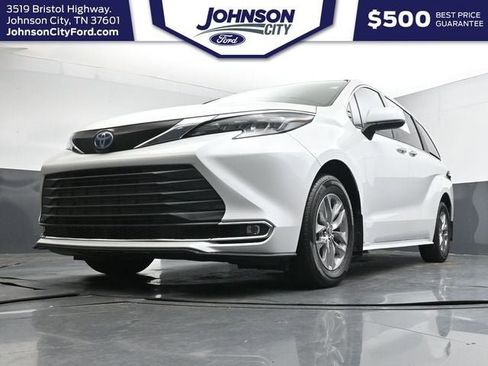 Used 2024 Toyota Sienna XLE FWD image 29