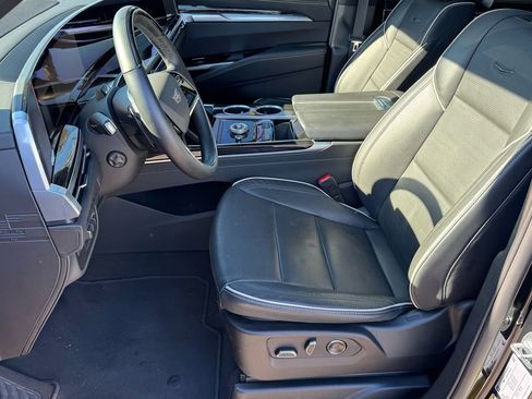Used 2025 Cadillac Escalade Premium Luxury AWD/4WD image 11