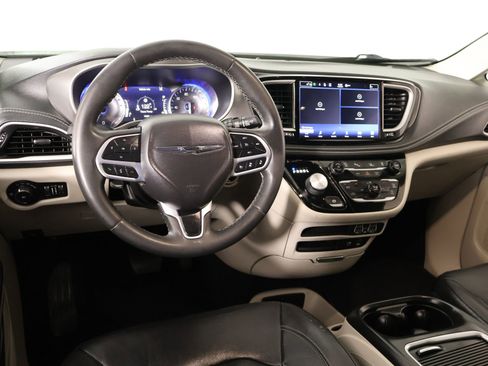 Used 2022 Chrysler Pacifica Touring-L FWD image 2