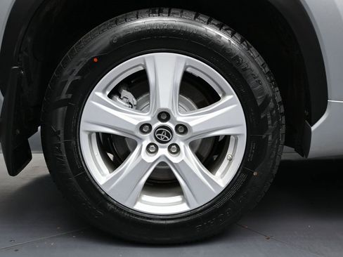 Used 2021 Toyota Highlander L image 13