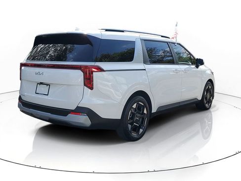 Used 2025 Kia Carnival EX image 3