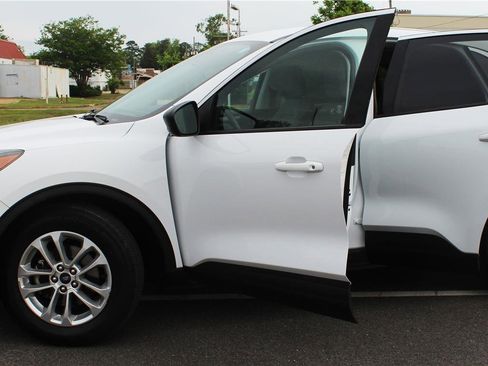Used 2022 Ford Escape SE image 4