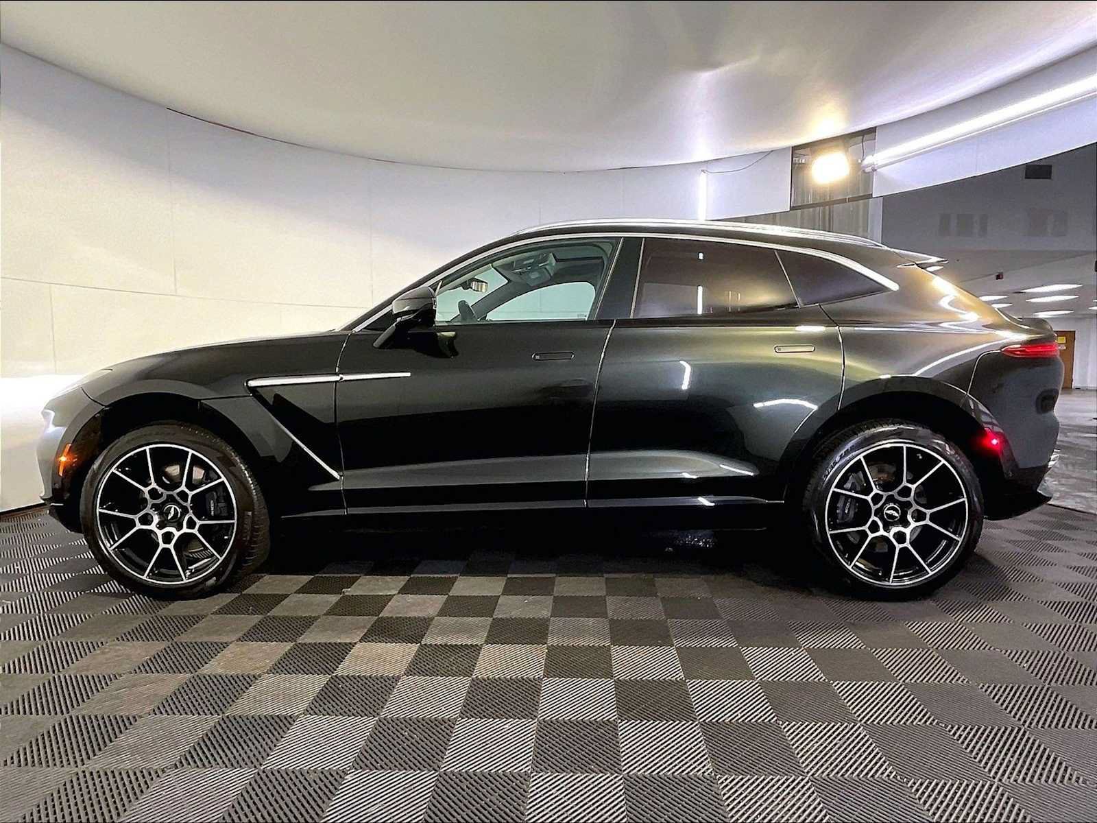 Used 2021 Aston Martin DBX AWD/4WD image 2