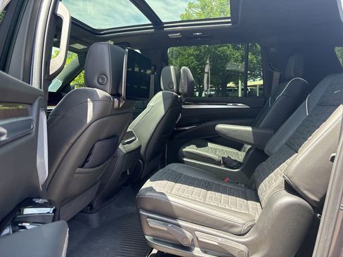 Certified 2026 Cadillac Escalade ESV Platinum Sport w/ LPO, ONYX Package AWD/4WD image 17