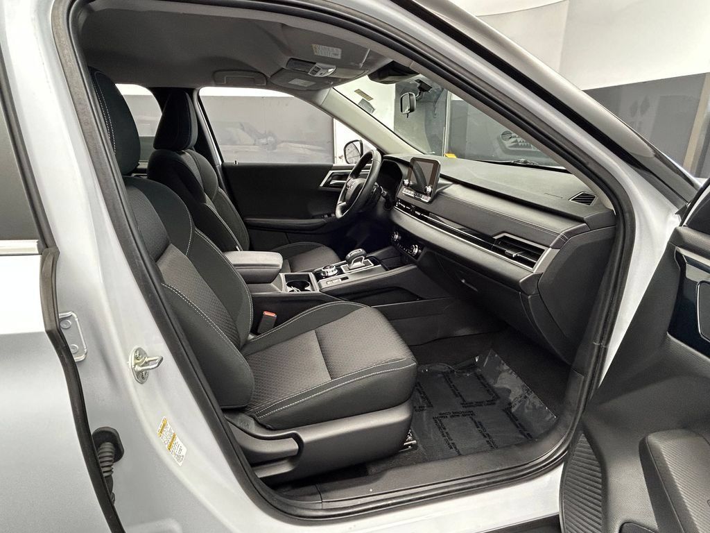 Used 2024 Mitsubishi Outlander ES FWD image 16