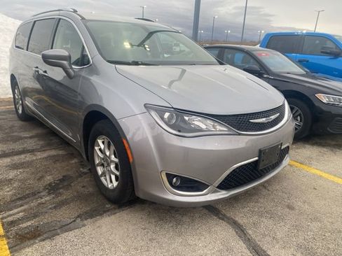 Certified 2020 Chrysler Pacifica Touring-L image 2