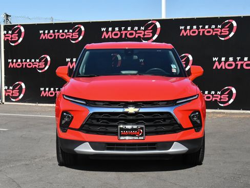 Used 2025 Chevrolet Blazer LT FWD image 2