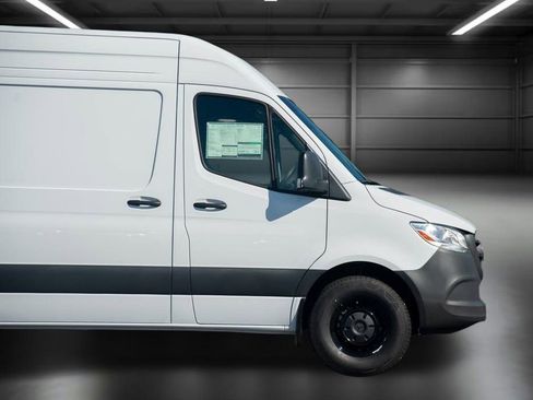 Used 2024 Mercedes-Benz Sprinter 2500 image 9
