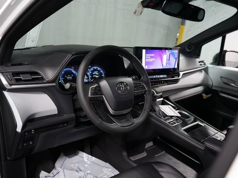 New 2026 Toyota Sienna XSE image 11