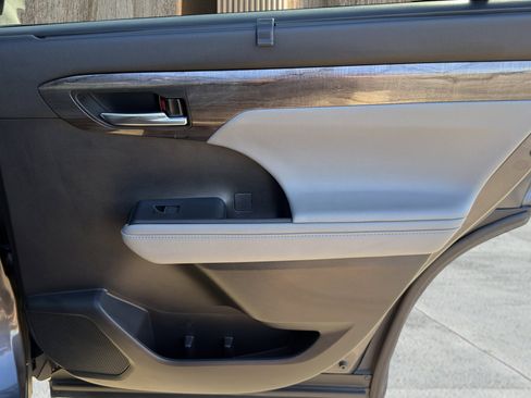 Used 2021 Toyota Highlander Platinum image 47