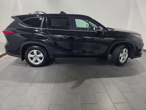Used 2023 Toyota Highlander LE AWD/4WD image 6