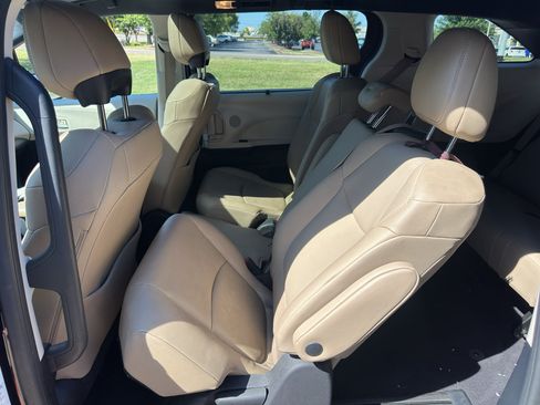 Used 2022 Toyota Sienna XLE FWD image 16