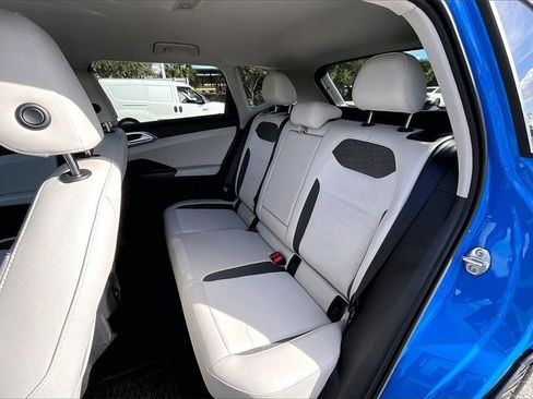 Certified 2025 Volkswagen Taos SE image 17