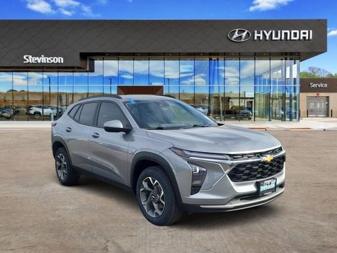 Used 2024 Chevrolet Trax LT w/ Driver Confidence Package image 3