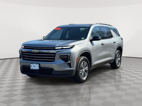 Used 2026 Chevrolet Traverse LT w/ Driver Confidence Package AWD/4WD image 2