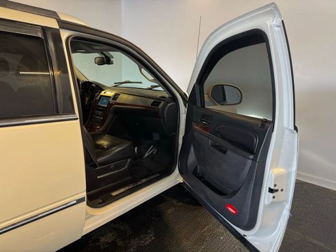 Used 2011 Cadillac Escalade EXT Premium image 27