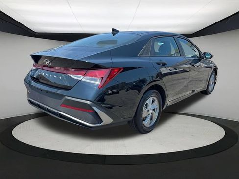 Used 2025 Hyundai Elantra SE FWD image 5