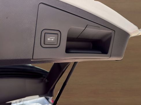 Used 2024 Cadillac XT4 Luxury w/ LPO, Floor Liner Package FWD image 8