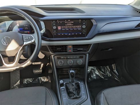 Certified 2022 Volkswagen Taos SE image 17