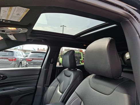 Certified 2024 Jeep Compass Limited w/ High Altitude Package AWD/4WD image 16