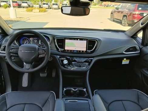 New 2027 Chrysler Pacifica Limited AWD/4WD image 38