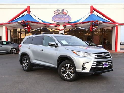 Used 2019 Toyota Highlander LE image 1