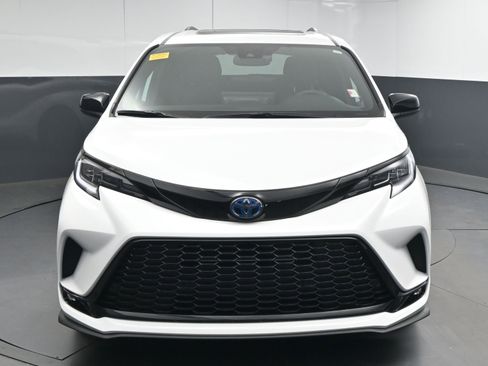 Used 2025 Toyota Sienna XSE image 2