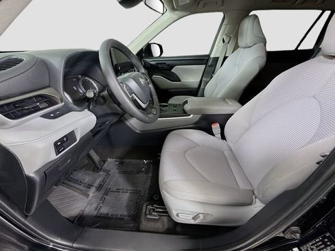 Used 2023 Toyota Highlander LE FWD image 19
