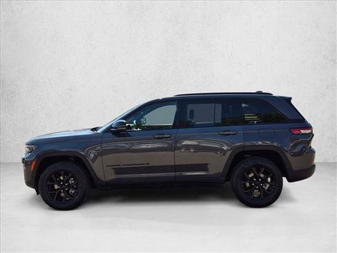 Used 2024 Jeep Grand Cherokee Altitude AWD/4WD image 9