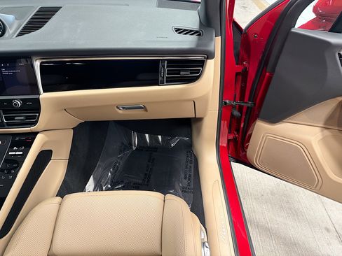Certified 2025 Porsche Macan image 18