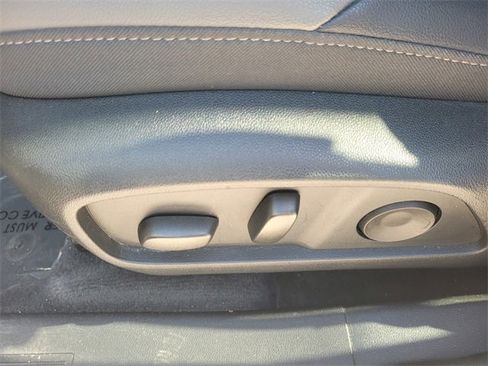 Used 2025 Chevrolet Equinox LT w/ Convenience Package II image 5