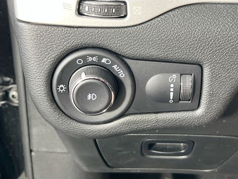 Used 2022 Jeep Cherokee Latitude w/ Sun & Sound Group AWD/4WD image 10