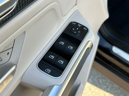 Used 2023 Mercedes-Benz GLB 250 4MATIC w/ Premium Package image 17