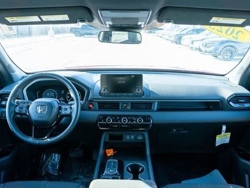 Used 2025 Honda Pilot Sport image 10