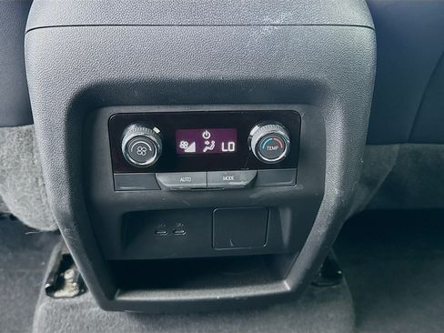 Used 2025 Chevrolet Traverse LT FWD image 16