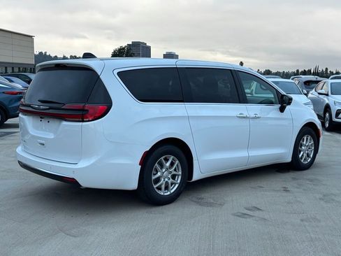 New 2026 Chrysler Pacifica Select image 3