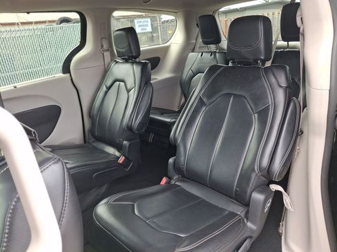 Certified 2024 Chrysler Pacifica Touring-L FWD image 22