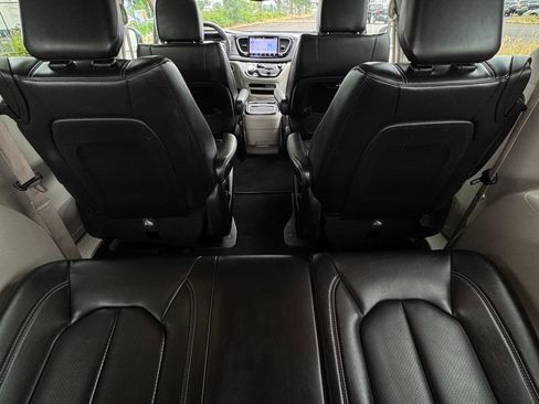 Used 2023 Chrysler Pacifica Touring-L FWD image 13